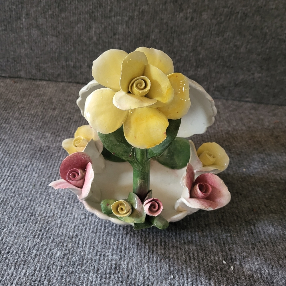 CAPODIMONTE Made in italy flowers in shell Vintage!
